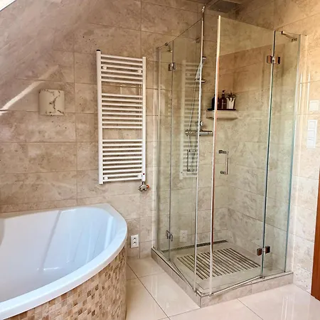 فيلة Rusinsky Dvor S Privatnym Wellness *
